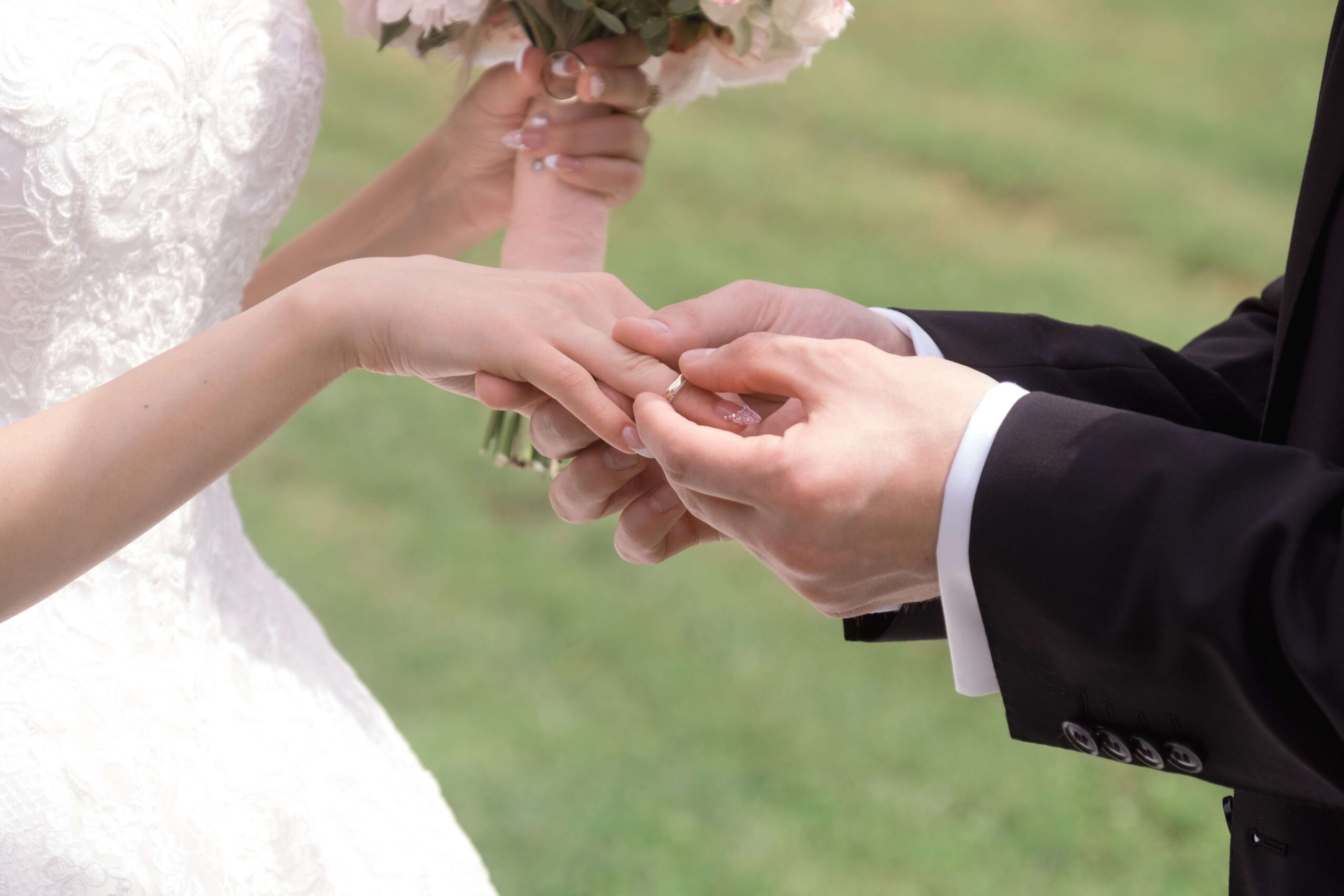 プロポーズの前に知っておきたい「婚約指輪」と「結婚指輪」の違い