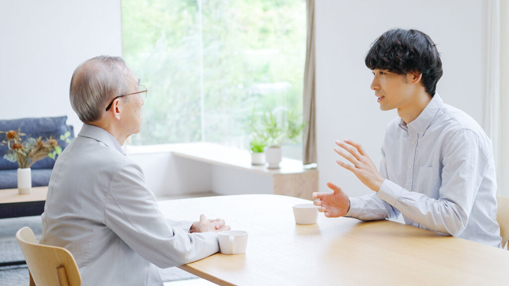 会話する男性